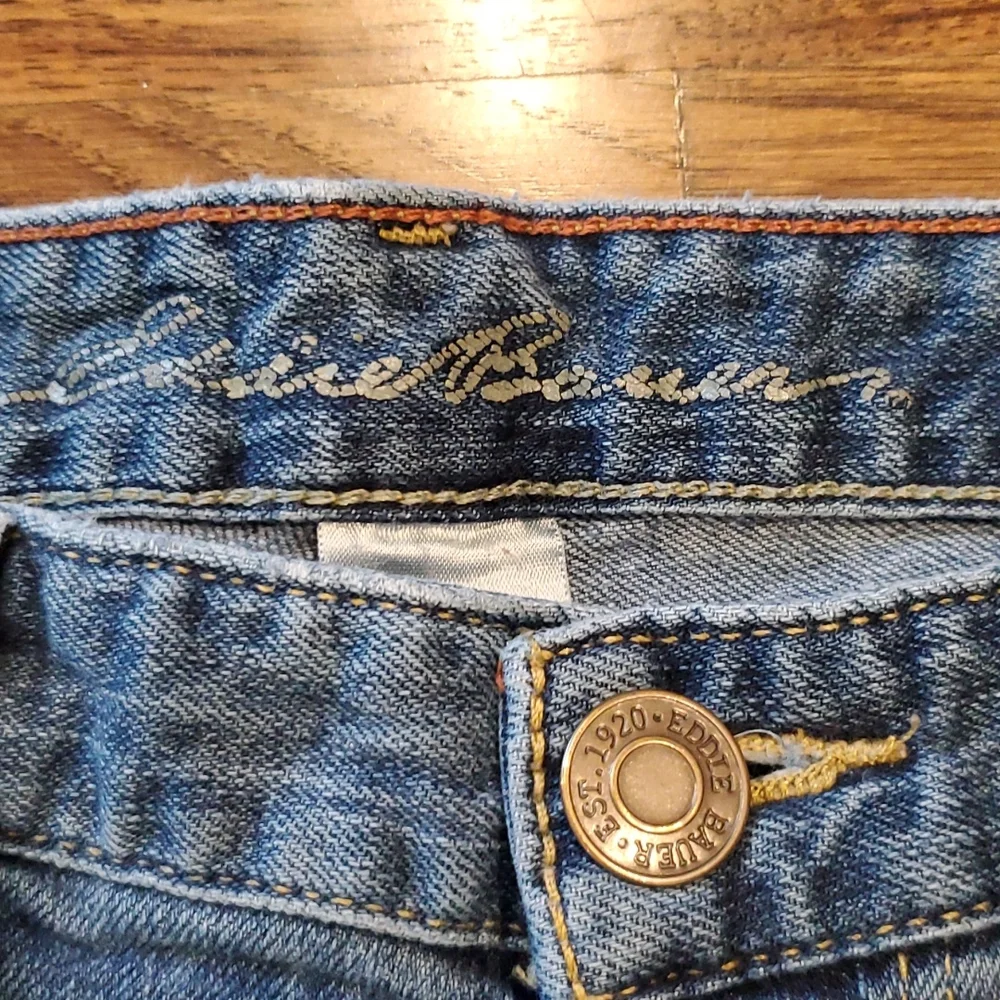 Womens Eddie Bauer medium wash raw hem jean shorts size 6 - Picture 3 of 3